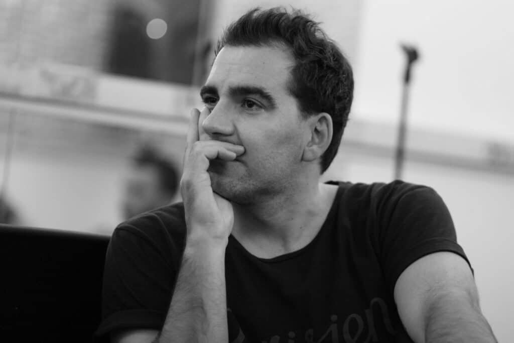 Antoine Ressaussière, directeur artistique en édition musicale, photographié pour L’Atelier de Cédric