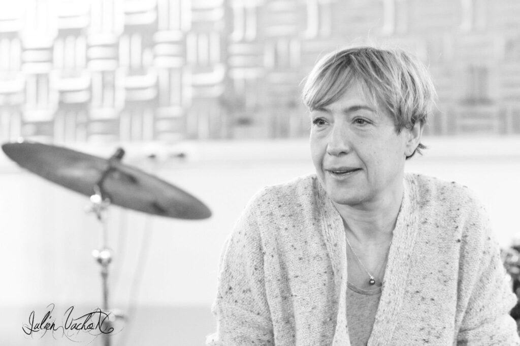 Isabelle Baleanu, professionnelle du développement d’artistes chez Sony Music France, photographiée pour L’Atelier de Cédric