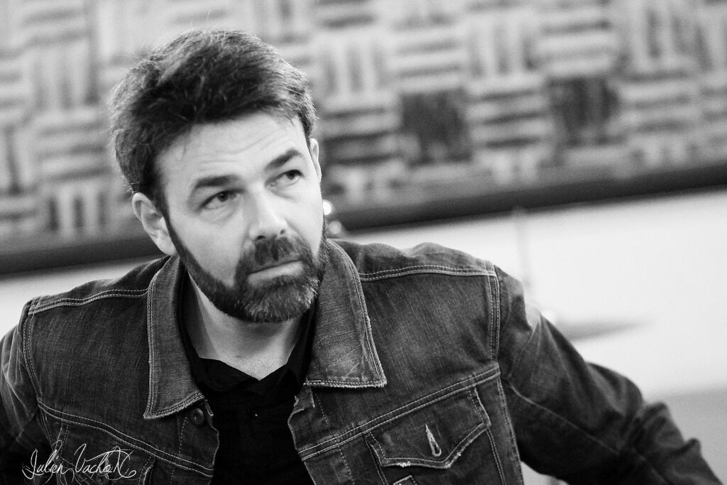 Nicolas Farcy, synchronisation et supervision musicale, photographié pour L’Atelier de Cédric