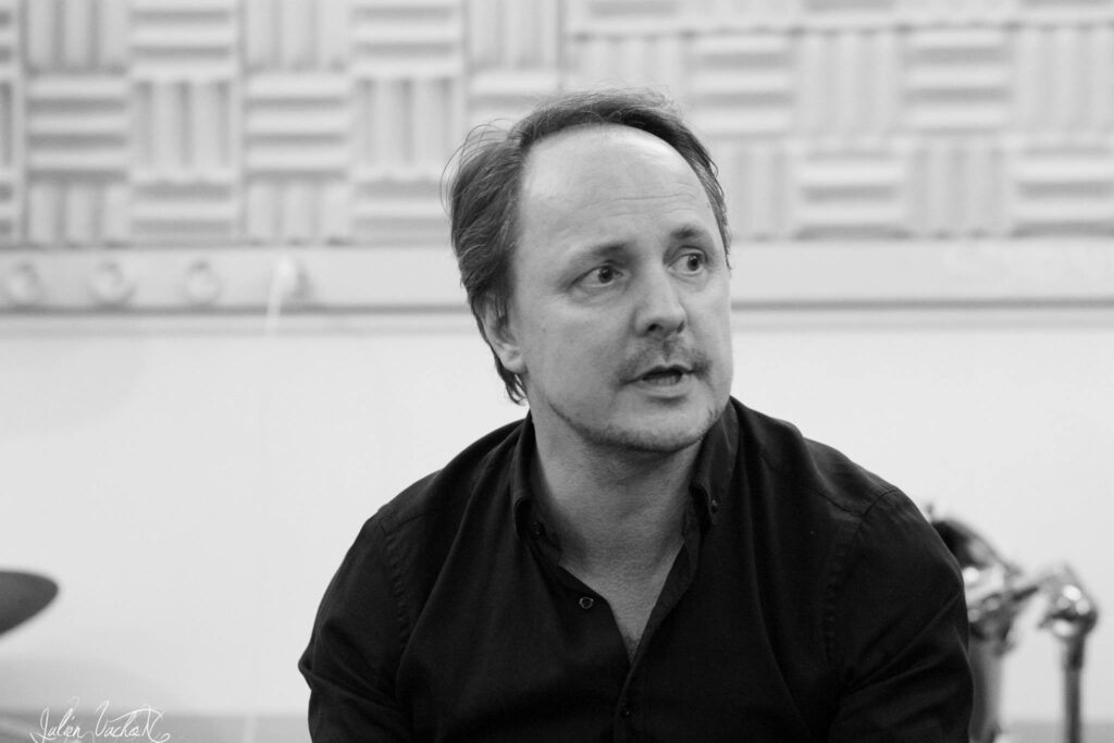 Pascal Amiaud, directeur de la programmation musicale de RTL, photographié pour L’Atelier de Cédric