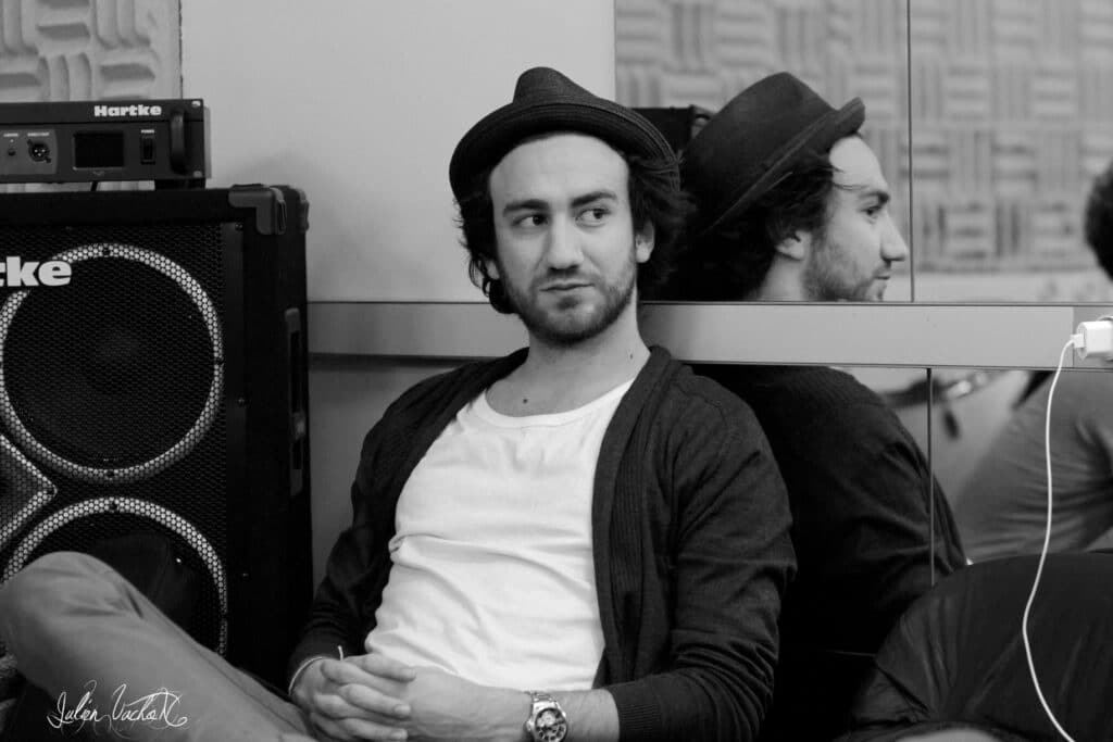 Tommy Gin, manager d'artistes et fondateur de Gin Agency, photographié pour L'Atelier de Cédric