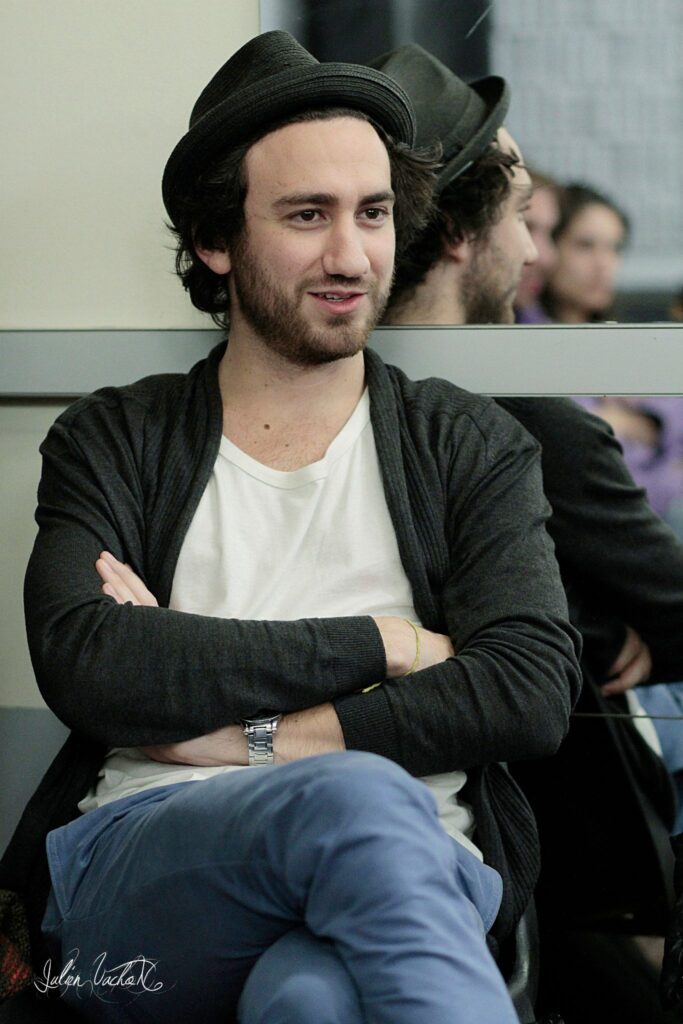 Tommy Gin, manager d'artistes et fondateur de Gin Agency, photographié pour L'Atelier de Cédric