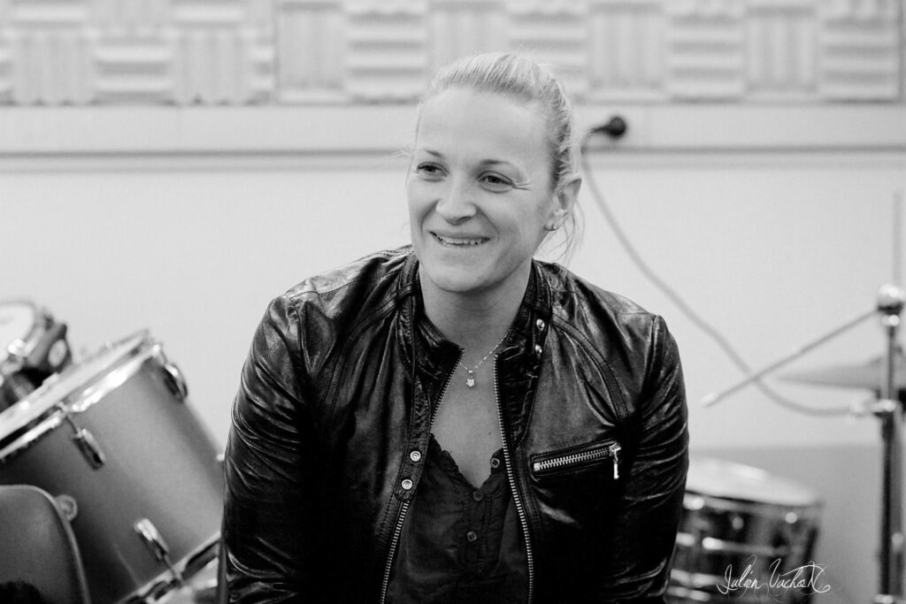 Élodie Suigo, journaliste à Radio France, photographiée pour L'Atelier de Cédric