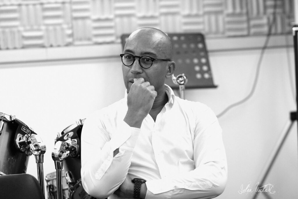Charly Idounda, directeur artistique, producteur et ingénieur du son, photographié pour L’Atelier de Cédric