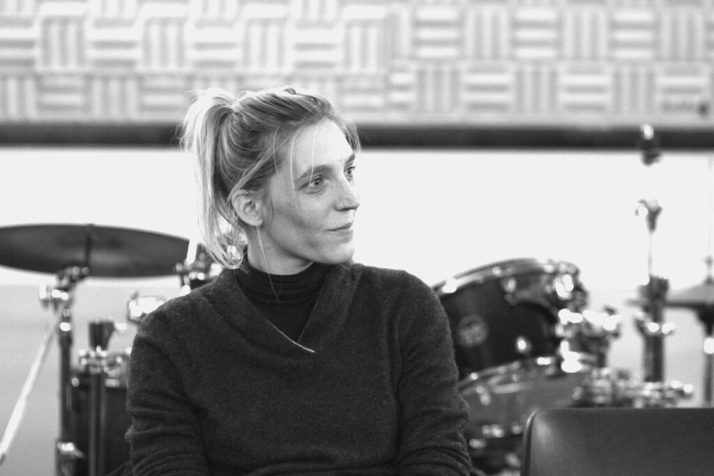 Bénédicte Bourel, programmatrice musicale à Mouv’ (Radio France), photographiée pour L’Atelier de Cédric