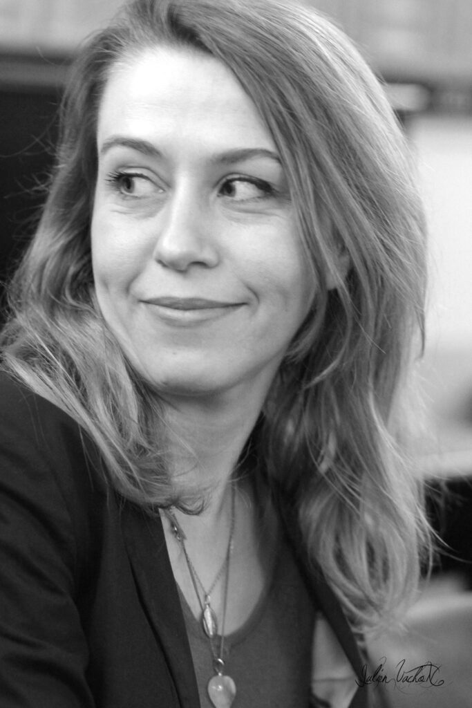 Fleur Offwood, artiste à l'atelier de Cédric