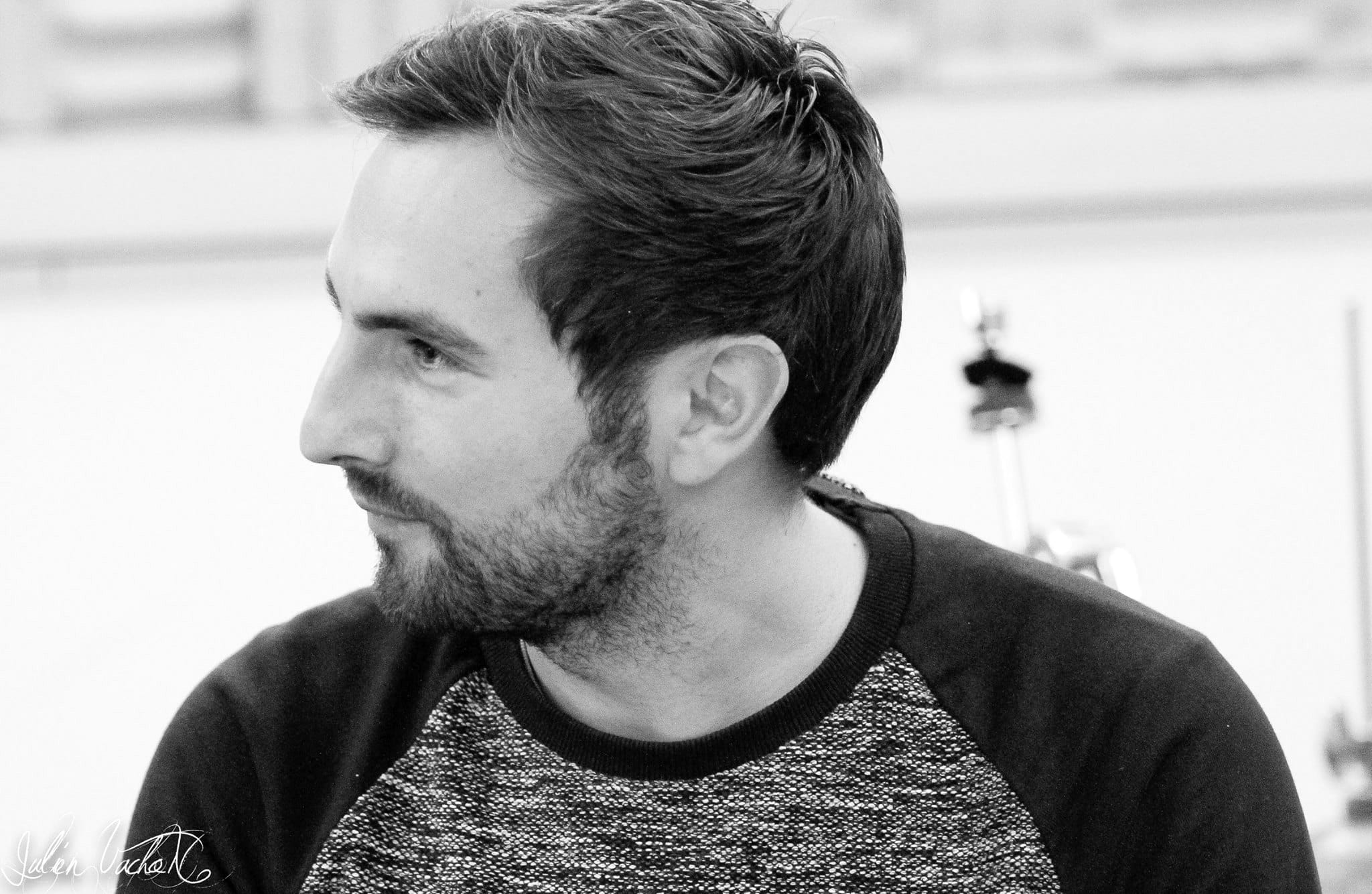 Lionel Martin, animateur radio et créateur de Live Me If You Can, photographié pour L’Atelier de Cédric au Studio Bleu