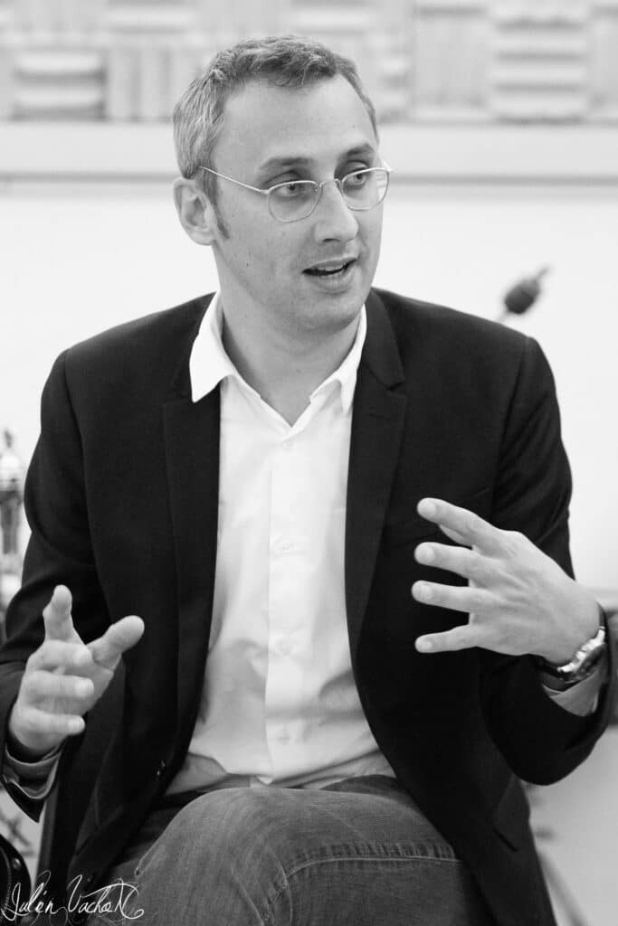 Loïc Morineau, juriste et business affairs dans la musique, photographié pour L’Atelier de Cédric