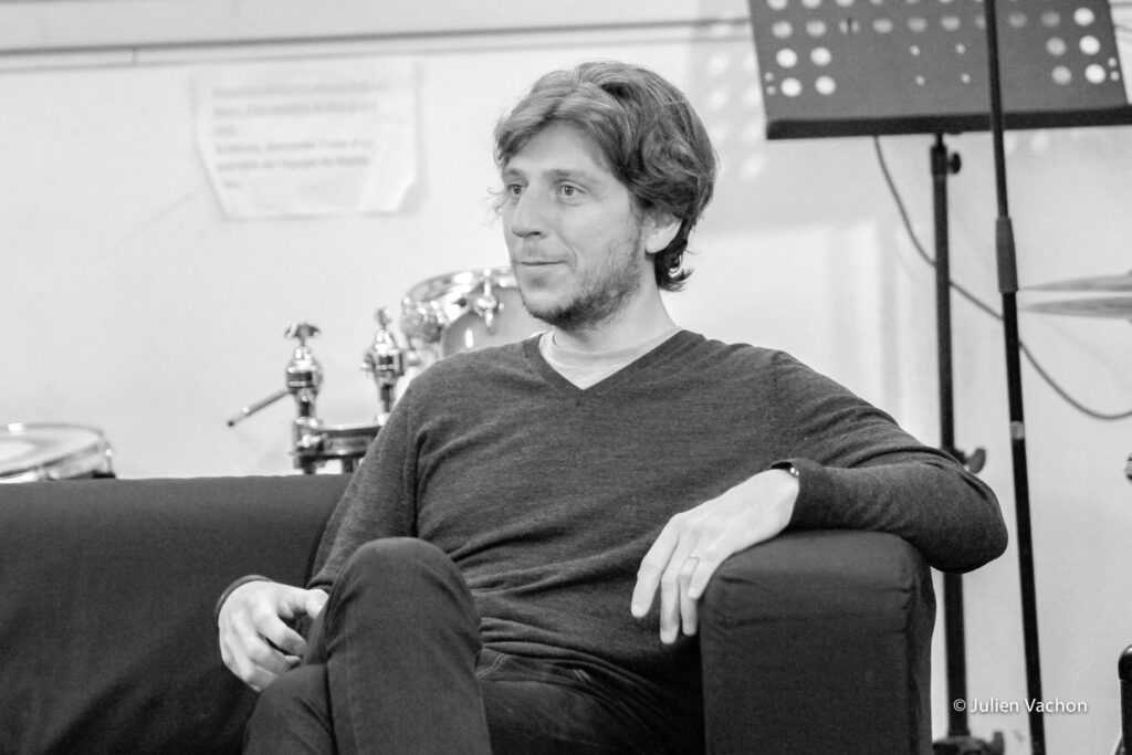Pierre Niboyet, expert du marketing musical, photographié pour L'Atelier de Cédric