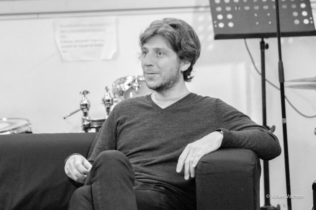 Pierre Niboyet, expert du marketing musical, photographié pour L'Atelier de Cédric