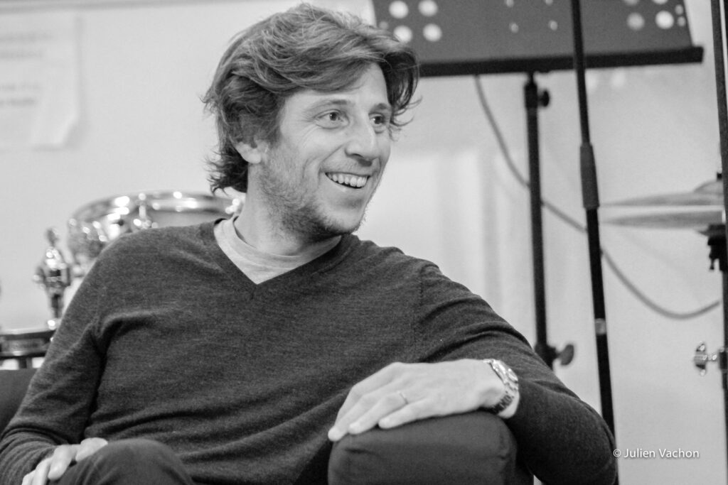 Pierre Niboyet, expert du marketing musical, photographié pour L'Atelier de Cédric