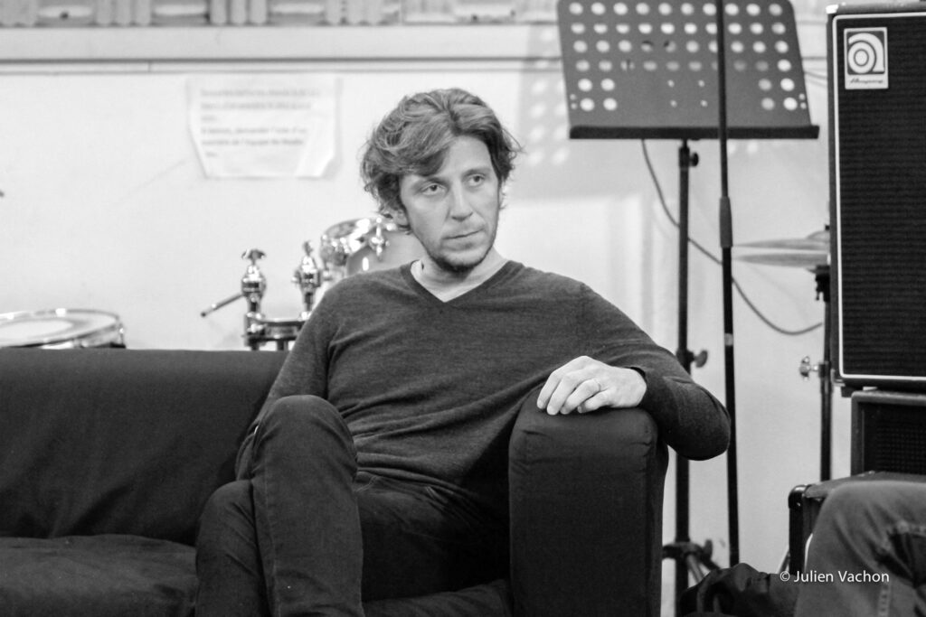 Pierre Niboyet, expert du marketing musical, photographié pour L'Atelier de Cédric