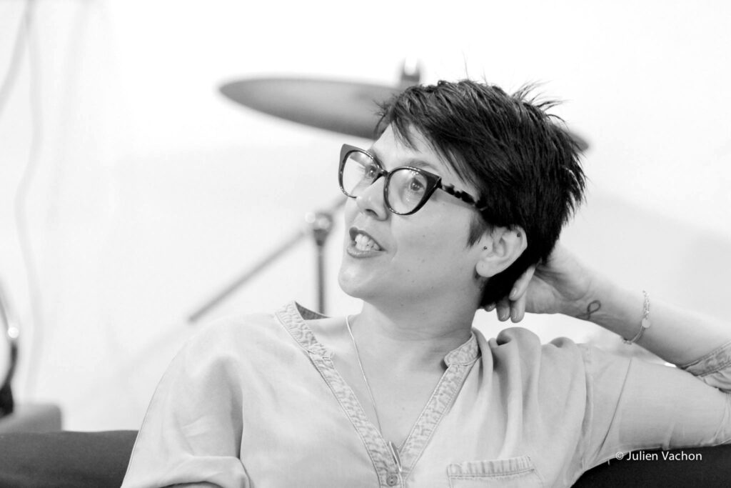 Marie-Caroline Dony, manager d’artistes et attachée de presse, aujourd’hui dans l’édition musicale, photographiée pour L’Atelier de Cédric