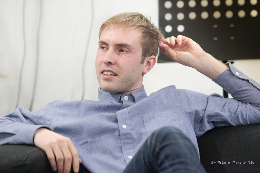 Arthur Badea, expert de la distribution musicale, photographié pour L’Atelier de Cédric