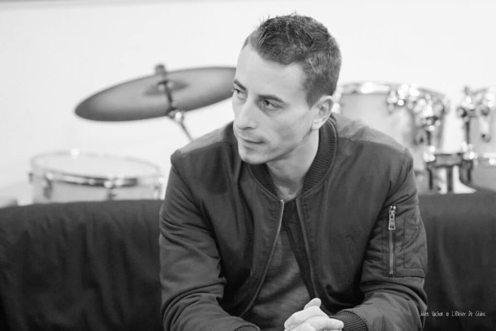 Grégoire Godefroy, animateur radio, photographié pour L’Atelier de Cédric