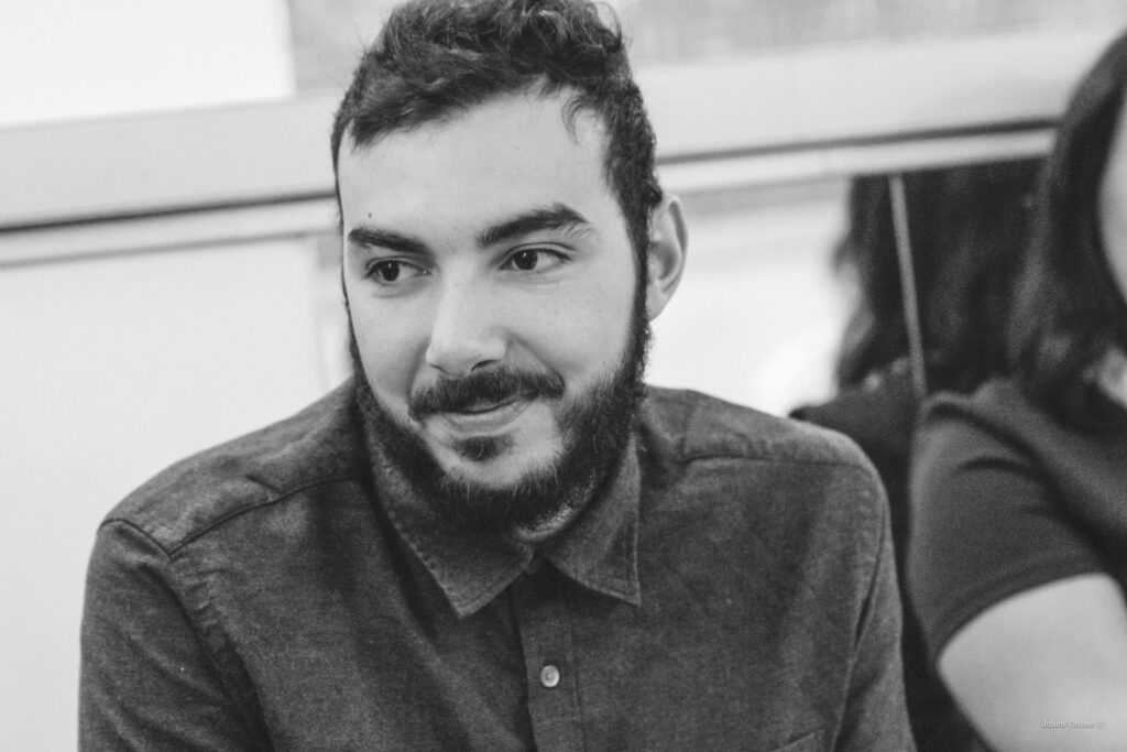 Aksel Bahouche, artiste à l'atelier de Cédric
