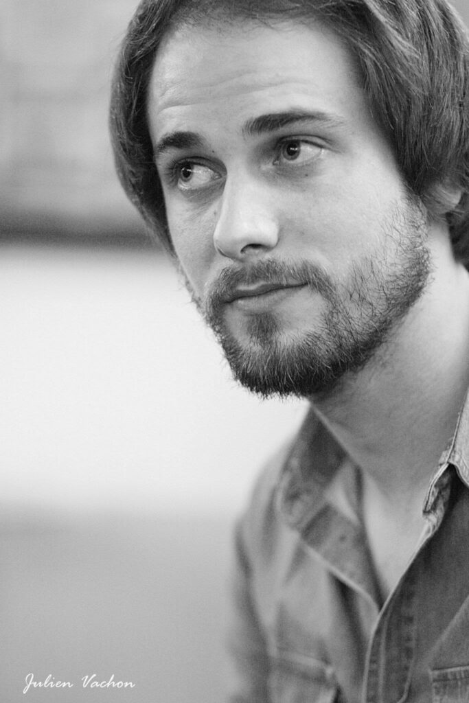 Tom Arthus-Bertrand, artiste à l'atelier de Cédric