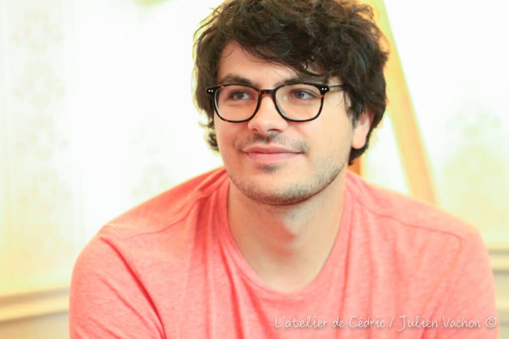 Adrien Alexandre, superviseur musical chez HRCLS, photographié pour L’Atelier de Cédric