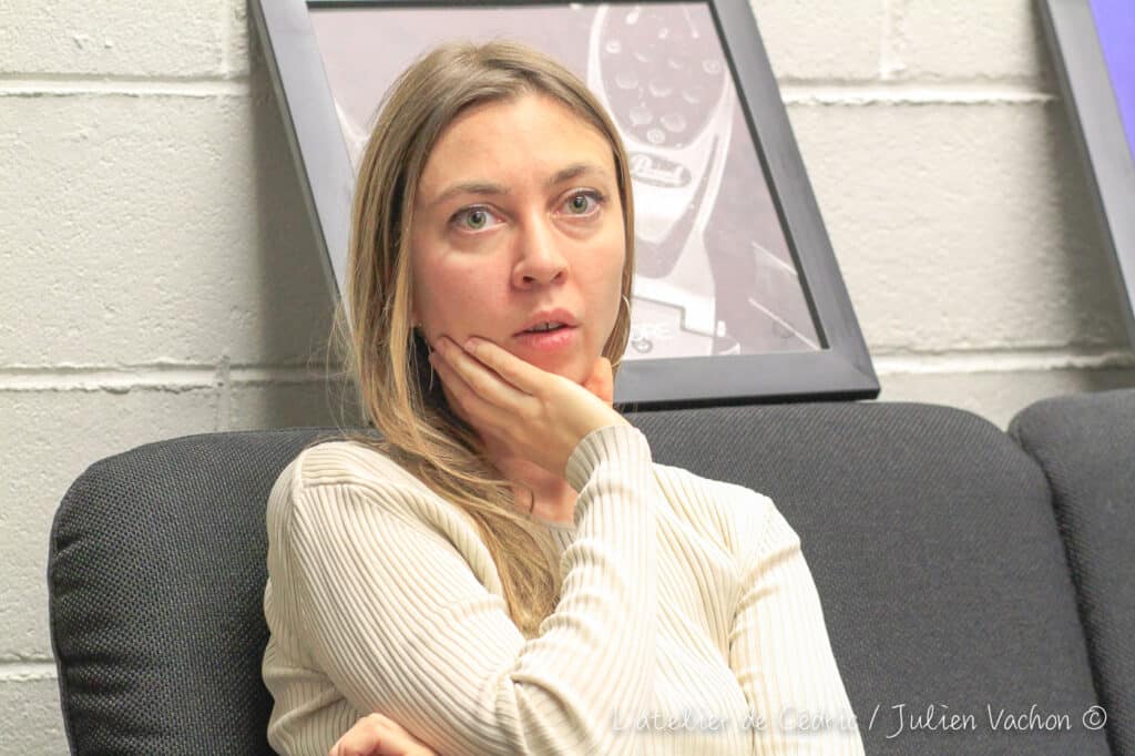 Julie Bednarek, professionnelle de l'édition musicale, photographiée pour L'Atelier de Cédric