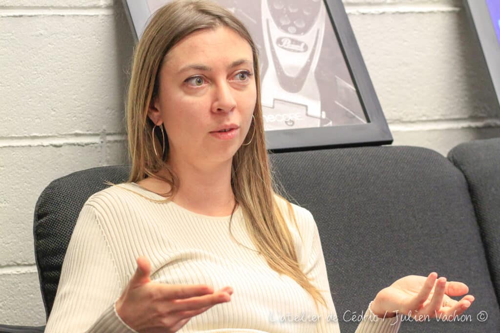 Julie Bednarek, professionnelle de l'édition musicale, photographiée pour L'Atelier de Cédric