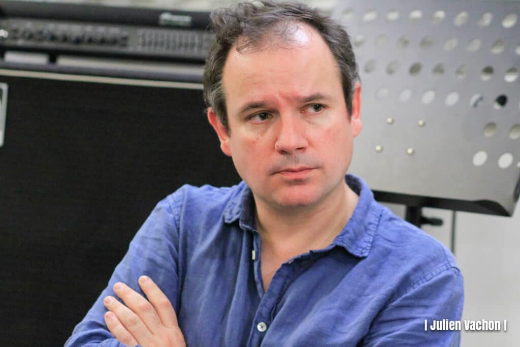 Thomas Baumgartner, journaliste et producteur radio, photographié pour L’Atelier de Cédric