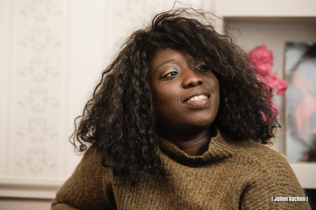 Estelle Mendes, spécialiste de la programmation musicale, photographiée pour L'Atelier de Cédric