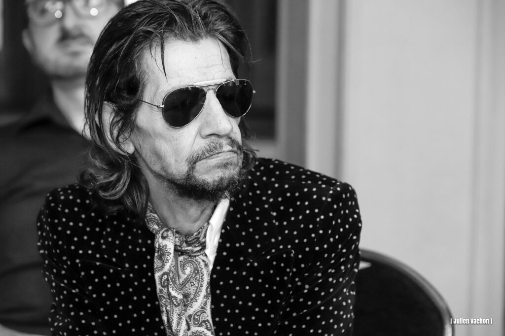 Patrick Eudeline, critique rock, musicien et écrivain, photographié pour L'Atelier de Cédric