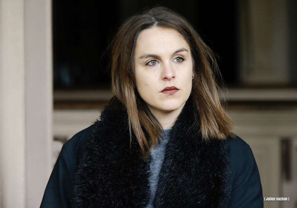Romane Monnier, attachée de presse musicale, photographiée pour L’Atelier de Cédric au Trianon
