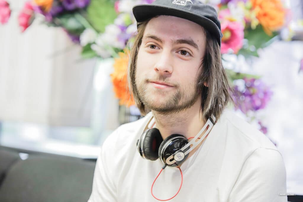 Nicolas Chiacchierini, directeur artistique chez Because Music, photographié pour L’Atelier de Cédric