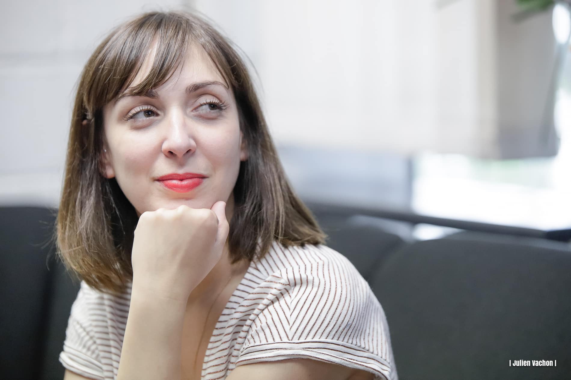 Mathilde Carmet, directrice de l’accompagnement et du soutien aux artistes à l’Adami, photographiée pour L’Atelier de Cédric