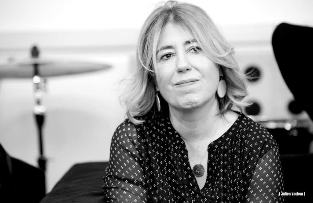 Sandrine Laluyaux, professionnelle de la musique chez Wagram Music, photographiée pour L’Atelier de Cédric
