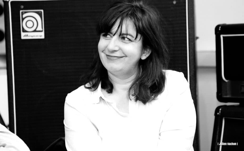 Aurélie Sfez, journaliste, autrice et productrice radio (France Inter, Arte), photographiée pour L’Atelier de Cédric