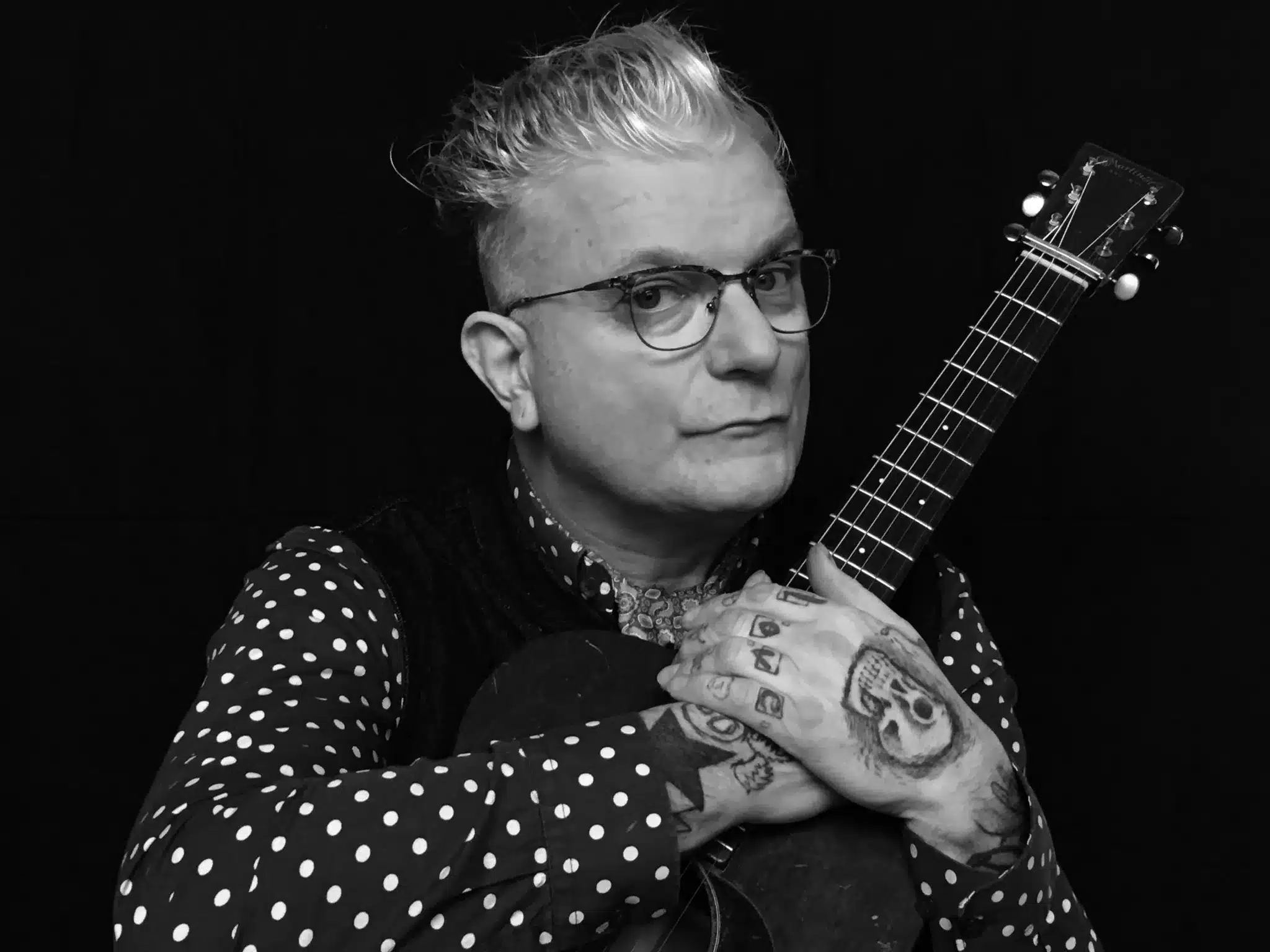 Sanséverino, chanteur et guitariste, photographié pour L'Atelier de Cédric